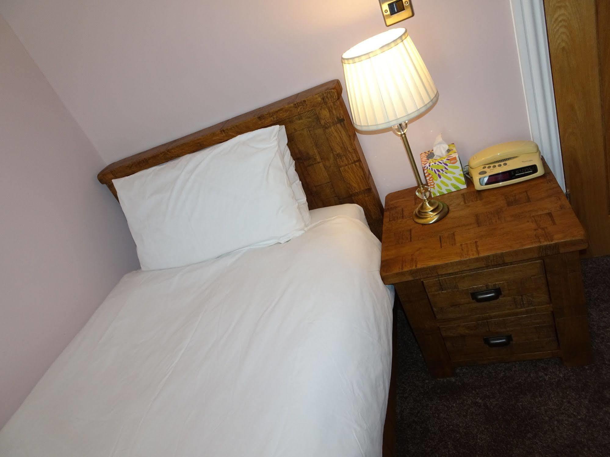 Fernbank Hotel บาซิงสโตค ภายนอก รูปภาพ